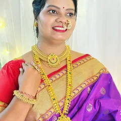 This is the true beauty of our culture. A classic Kolhapuri Saaj paired with a simple Thushi choker and a beautiful Nath, perfectly complementing a traditional Paithani saree for that authentic 'Marathi mulgi' look.