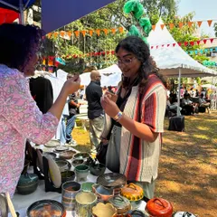 Sharing a laugh and talking about the different textures and glazes on my pieces. These face-to-face interactions at Mumbai pop-ups are what make being a local artist so special.