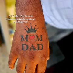 Simple, bold, and full of meaning. This "Mom Dad" tattoo on the hand with a crown and heart is one of my most popular requests, a permanent tribute to the most important people in our lives.