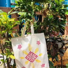 Every creation is unique. This participant chose a combination of geometric and natural motifs for their tote bag, resulting in a truly personal piece of functional art.