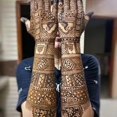 This is the back-hand view of a heavy bridal design. I focus on creating a cohesive look with dense patterns, including paisleys and florals, ensuring the mehendi is beautiful from every angle.
