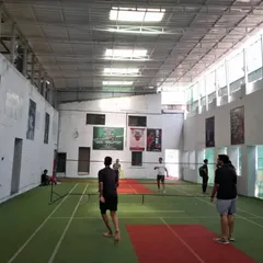 The view from the back of the court. You can see the high ceiling and all the space you have to play your shots.