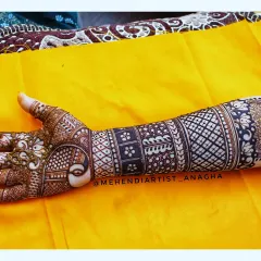 A simple yet elegant Indian mehendi design. The pattern flows beautifully along the arm, making it a great choice for a bridesmaid or for a festive occasion.