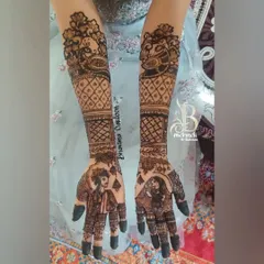 Symmetry is key in bridal henna. I will teach you how to create balanced, matching designs for both hands, incorporating beautiful elements like these peacock motifs and royal portraits.
