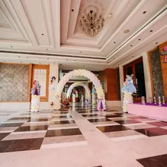 To welcome guests to the Cinderella party, I created a magical entryway. Multiple balloon arches and life-sized Disney Princess cutouts lined the hall, making everyone feel like they were stepping into a castle.