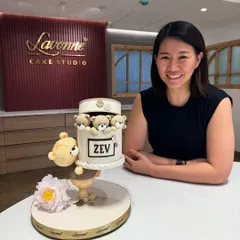This gravity-defying cake was such a fun project, featuring a big teddy bear holding a hat box filled with smaller bears. It’s a great example of how you can use structure and fondant to create something truly magical.