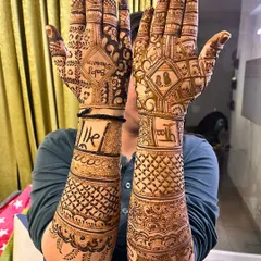 A heartwarming design for a baby shower. Celebrating the mother-to-be is a joyous occasion, and a custom mehndi design is a wonderful way to honor her.