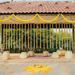 For this Coorgi wedding, I designed a fully eco-friendly mandap using locally sourced bamboo, woven baskets, and marigold flowers. It’s a beautiful way to honor nature and tradition simultaneously.