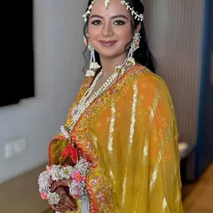 I love how this bride shines with desi pride during her Haldi. Her custom floral jewellery, including the matha patti and hathphool, reflects the rich tapestry of our cultural heritage.