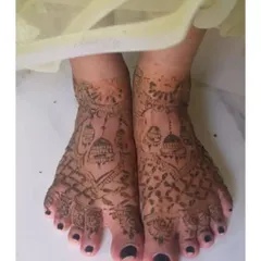 A unique design for the feet featuring mosque motifs, perfect for Eid or other religious celebrations. I can incorporate any special symbols you would like.