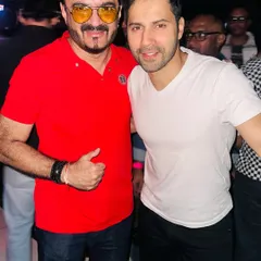 It's always a pleasure when the stars align. Here I am with the super talented Varun Dhawan, who dropped by for my Chitrahaar Night at Radio Bar. The energy was just awesome!