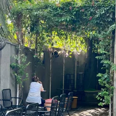 For the Naturals NOW cafe in Juhu, I created a shaded seating area using a simple trellis covered in flowering creepers. This approach maximizes the small space, providing a cool and inviting green canopy for customers.