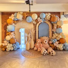 This "Niam is One" teddy bear theme features a full balloon arch in earthy tones, a light-up number one, and cuddly teddy bears, creating a warm and inviting photo backdrop.