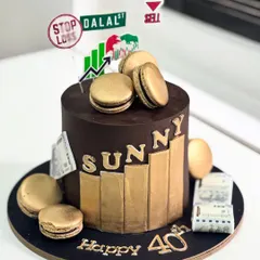 I love a creative challenge, and this stock market themed cake for a 40th birthday was exactly that. I incorporated edible money, golden macarons, and a rich chocolate finish to celebrate a milestone with a truly personal and unique design.