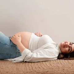 A relaxed and natural pose that beautifully showcases the baby bump. Choosing to wear your own jeans and a simple top can result in wonderfully authentic and personal maternity photos.
