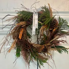 This is one of my favourite rustic wreaths. I use a mix of wild branches, fresh pine, cinnamon sticks, and pinecones to create a woody, natural wreath that brings the charm of a winter forest to your home.