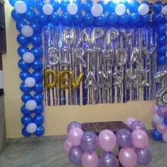 Yeh ek aur simple arch decoration hai. Ismein blue aur white balloons ka frame, blue foil curtain, aur silver aur golden foil letters se naam likha gaya hai.