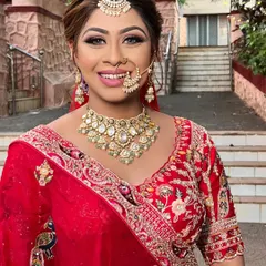 A close-up of this classic bridal makeup. The eyes are defined with a sharp liner and soft brown eyeshadow, while the skin remains fresh and dewy. This ensures the look is bold yet feels comfortable and light.