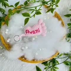 The pink baby foot keychain personalized for 'Avani'.