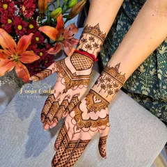 A beautiful example of a minimalistic bridal design. This elegant pattern features lotus motifs and delicate bands, perfect for the bride who wants a simple yet stunning look.