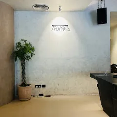 Even a single, well-placed plant can transform a room. Here, a braided Pachira tree adds life and a touch of green to a minimalist corner, softening the industrial aesthetic.