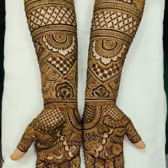 My passion is creating perfectly symmetrical and detailed bridal designs. I focus on clean lines and a balance of dense patterns with open space, which makes the whole design pop and gives it a beautiful 3D effect.