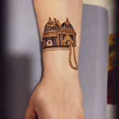 A close-up of a beautiful architectural motif on the wrist, a popular element in our traditional designs.