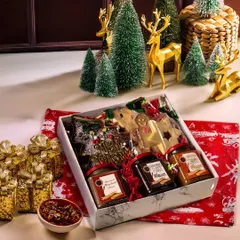 This festive hamper is presented in a beautiful marble-finish box. It includes my homemade Apple Cinnamon and Salted Caramel sauces alongside star-shaped gingerbread cookies, making it a perfect gourmet gift.