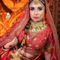 This is a full-coverage bridal look, featuring a layered necklace set and a beautiful borla-style maang tikka. I help you layer pieces correctly so the final look is grand, not cluttered.