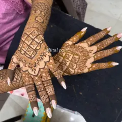 A classic bridal back of hand design with a beautiful scalloped border. The intricate jaal (net) pattern is a timeless choice that looks elegant and sophisticated.