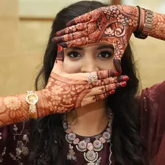 Framing her face with her beautiful mehendi. The soft glam makeup, featuring defined eyes and a neutral lip, was the perfect choice for her engagement ceremony.