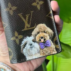 This custom LV card holder features portraits of two very loved dogs. Puppy portraits are one of my absolute favorite things to paint.