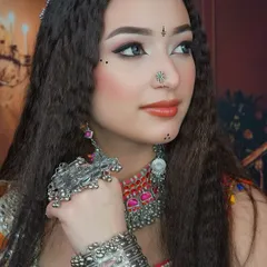 The side profile highlights the crimped hairstyle and the detailed jewelry, which are key elements of this traditional garba look.