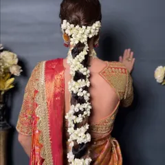 The back view of this South Indian bridal braid is a masterpiece of floral artistry. The sheer volume of fresh jasmine makes this a truly regal and aromatic hairstyle.