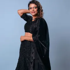 The final look for this bridesmaid: a stunning black lehenga paired with a silver smokey eye and bouncy curls.