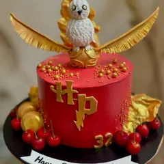 Calling all Potterheads! Creating this magical Harry Potter themed cake, complete with a hand-sculpted Hedwig and a golden snitch, was an absolute dream. I love bringing your favorite fandoms to life with these fun, custom designs.