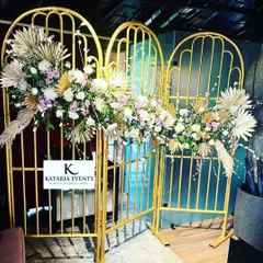 These elegant golden arched screens serve as a beautiful backdrop or a decorative partition. I adorned them with arrangements of pampas grass, dried palms, and soft pastel flowers for a modern and sophisticated look.