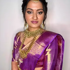 A powerful and elegant look for a South Indian bride. The focus is on sharp, defined eyes and a perfectly blended base that glows, ensuring the makeup is as stunning as the intricate gold jewelry and silk saree.