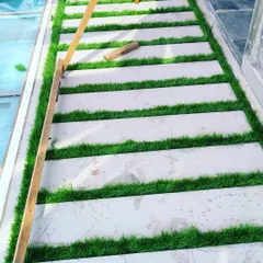 Here you can see the detail of 50mm artificial grass installed between white marble slabs. The long pile gives it a very lush, natural look.