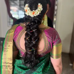 The classic Poola Jada is a hallmark of South Indian brides. Here are different variations, from heavy temple-style accessories to delicate floral arrangements.