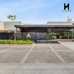 This is the state-of-the-art luxury marketing office we delivered for the Embassy Group. Built with prefabricated steel, its modern architecture and premium finish showcase our ability to create high-end commercial spaces that make a statement.
