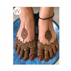 A minimal and elegant feet design, perfect for someone who wants a subtle touch of henna.
