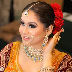 A radiant bridal look that captures her unique beauty. I focused on creating a sophisticated style with bold eyes, a beautiful red gajra in her hair, and a smile that says she’s ready for her big day.