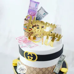 A closer look at the top tier, with its edible money and Gucci-inspired details.