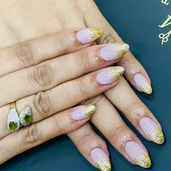 Add a touch of glamour with our glitter fade nail art. We applied a dense gold glitter at the tips that delicately fades into a natural pink base, creating a festive and elegant design perfect for any special occasion.