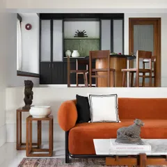 Here, the living and dining spaces are visually linked but separated by a change in floor level. This creates a clear distinction between the zones while maintaining an open, connected feel throughout the home.