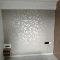 A subtle and elegant silver-grey wallpaper with a delicate ginkgo leaf pattern. This type of metallic-finish paper requires careful handling to avoid marks and ensure a flawless look.