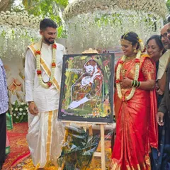 This painting was created during a beautiful outdoor wedding ceremony. My goal was to capture the warmth and happiness of the couple, surrounded by their family, creating a lasting memory of their vows.