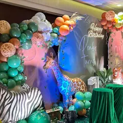 This angle highlights the rich colors and textures of the jungle theme, with orange, green, and leopard-print balloons creating a vibrant and exciting atmosphere.