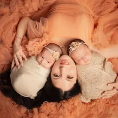 There's nothing more precious than a mother's love, especially with newborn twins. These quiet, tender moments are the ones you'll hold in your heart forever, and I feel so honored to capture them.